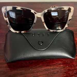 Diff Eyewear Becky II Cream Tortoise + Grey Polarized